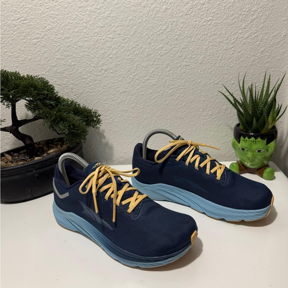 Altra like new Women's Navy and Light Blue Athletic Shoes - Picture 1 of 5